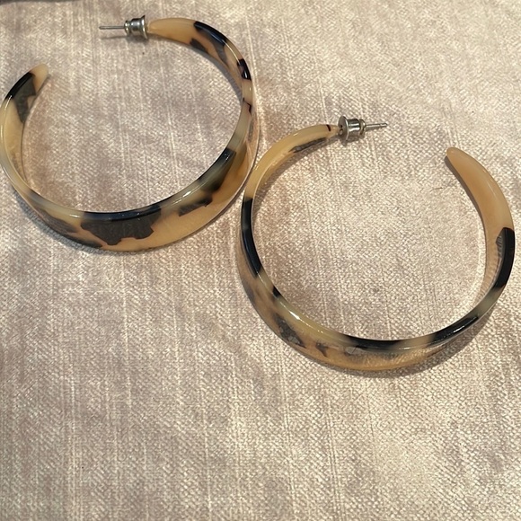 Tortoise Shell Open Hoop Earrings - Picture 5 of 6